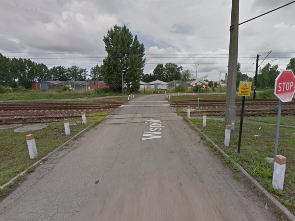 Przejazd kolejowy, który należy pokonać, by dotrzeć z centrum miasta do malborskiej dzielnicy Piaski II (fot. Google Street View)