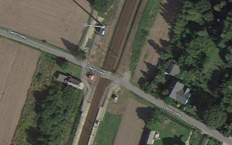 To na tym przejeździe kolejowym doszło do wypadku (fot. Google Maps)