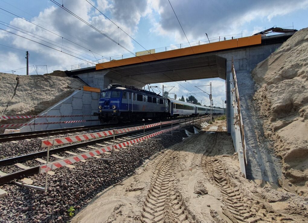 Pociąg PKP Intercity pod nowym wiaduktem w Warce (fot. Karol Jakubowski / PKP PLK)