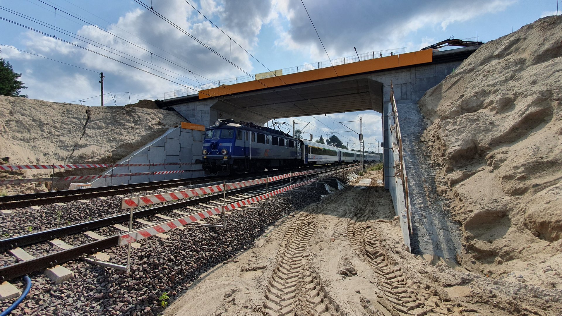 Pociąg PKP Intercity pod nowym wiaduktem w Warce (fot. Karol Jakubowski / PKP PLK)