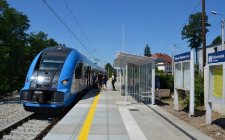 Pociąg przy nowym peronie w Rybniku Niedobczycach (fot. Katarzyna Głowacka / PKP PLK)