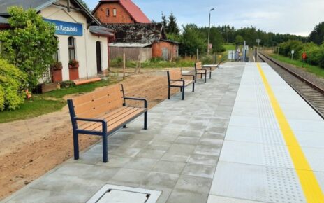 Przebudowany peron i ławki na przystanku Kalisz Kaszubski (fot. Izabela Rosińska / PKP PLK)