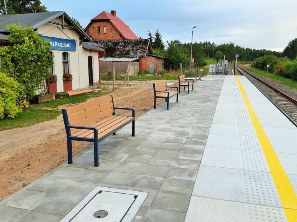Przebudowany peron i ławki na przystanku Kalisz Kaszubski (fot. Izabela Rosińska / PKP PLK)
