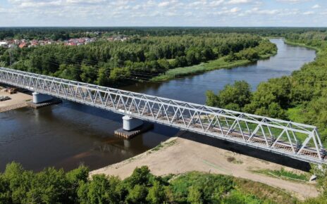 Widok z lotu ptaka na most kolejowy nad Narwią (fot. Szymon Grochowski / PKP PLK)