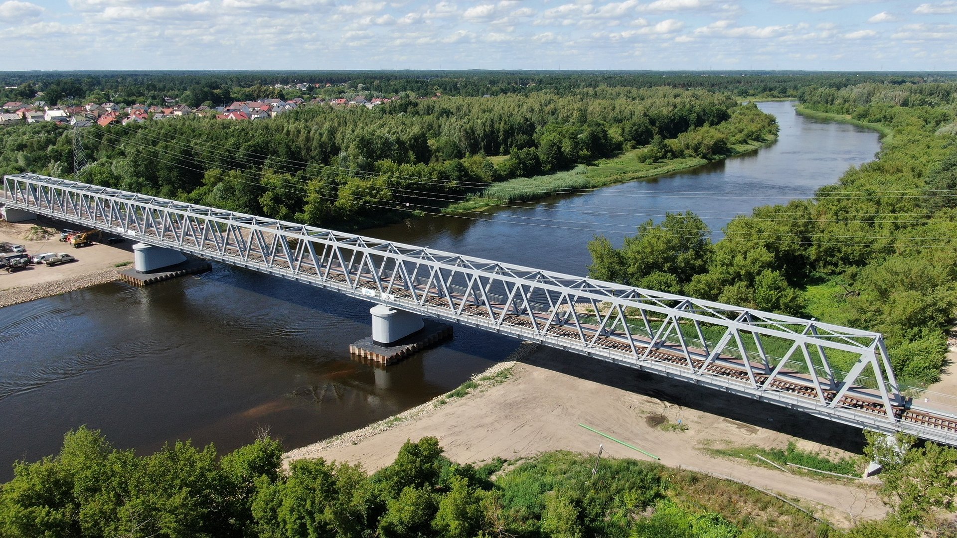 Widok z lotu ptaka na most kolejowy nad Narwią (fot. Szymon Grochowski / PKP PLK)