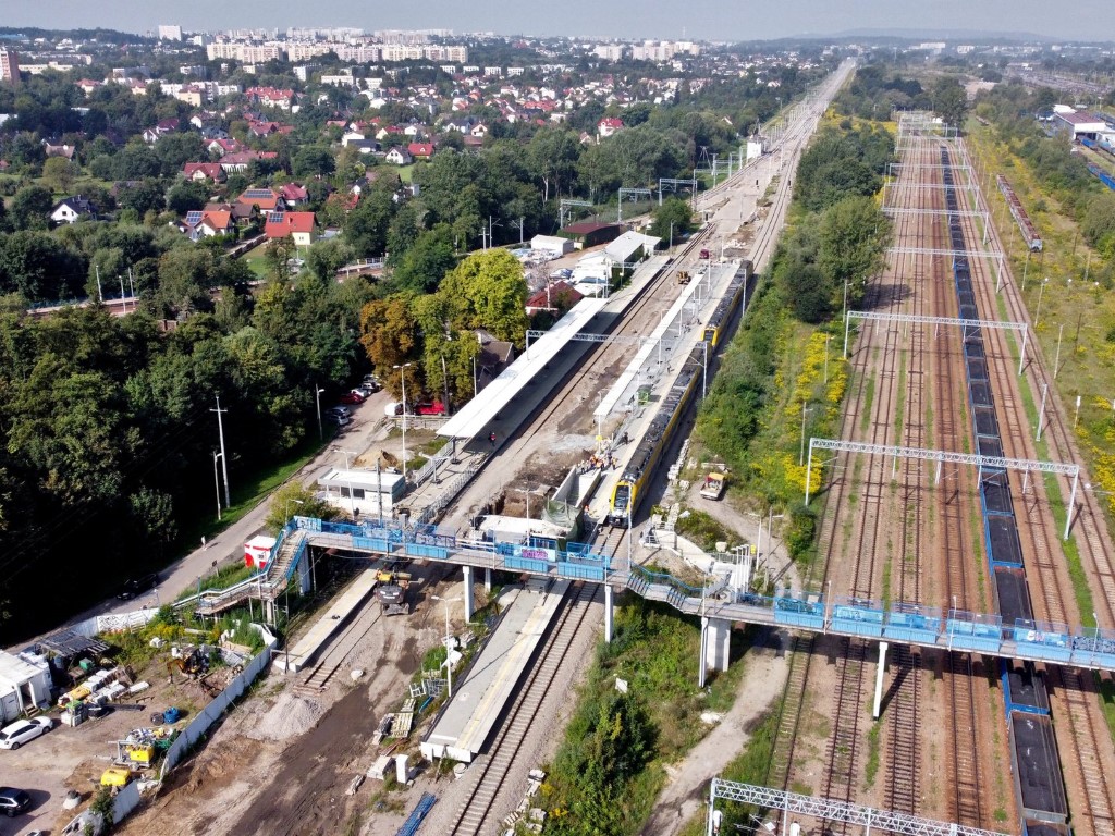 Widok z lotu ptaka na stacje kolejową Kraków Bieżanów (fot. Piotr Hamarnik / PKP PLK)
