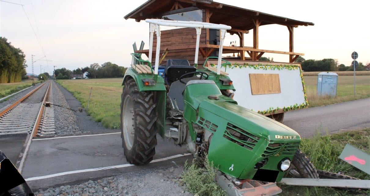 Po zderzeniu traktor wjechał w krzyż św. Andrzeja. Fot. Policja Minden-Lübbecke.