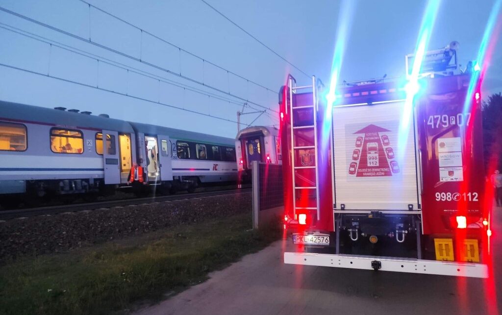 W ewakuacji pasażerów pociągu pomagali strażacy. Podróżni wyruszyli w dalszą drogę drugim składem (fot. OSP Koło nad Wartą)