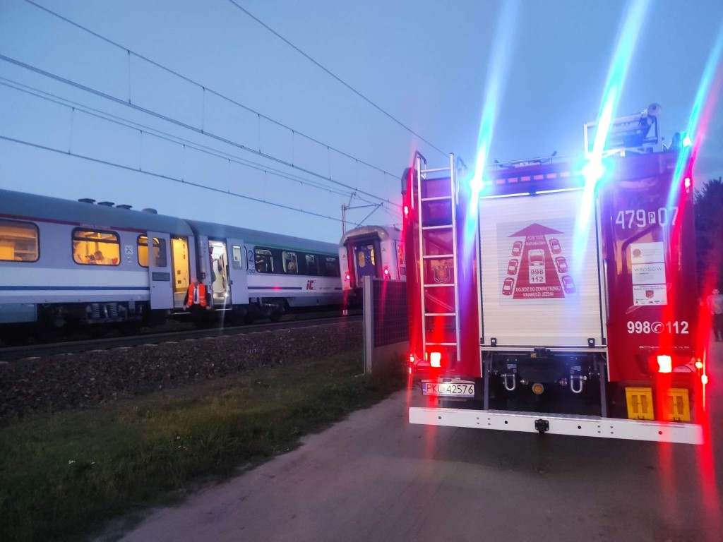 W ewakuacji pasażerów pociągu pomagali strażacy. Podróżni wyruszyli w dalszą drogę drugim składem (fot. OSP Koło nad Wartą)