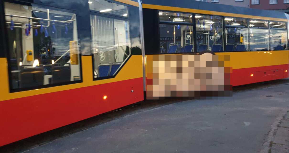 Graficiarz uszkodził jeden z członów tramwaju (fot. Maciej Glamowski, Prezydent Grudziądza)