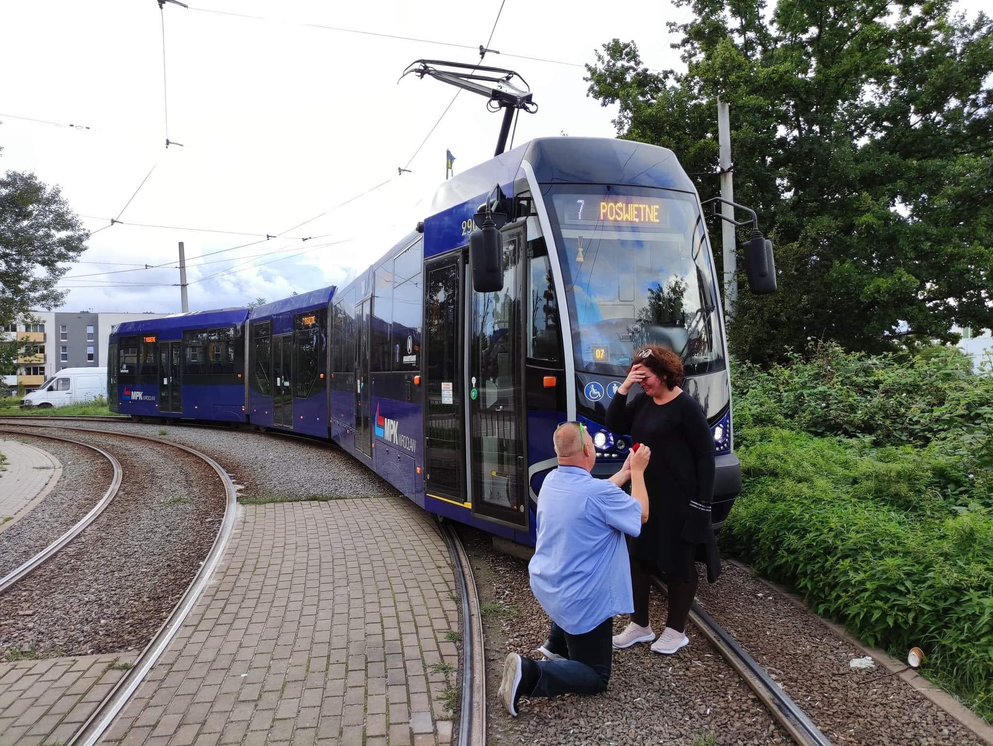 Oświadczyny przy tramwaju we Wrocławiu