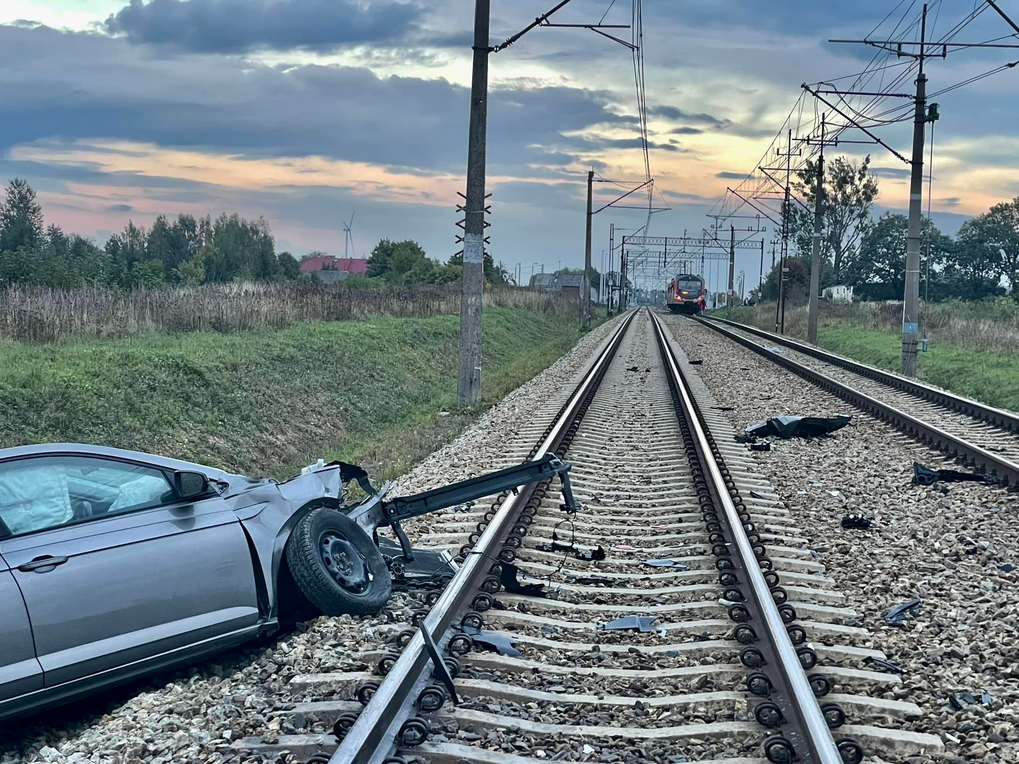 Wjechał pod pociąg na niestrzeżonym przejeździe