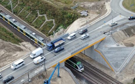 Pociąg pod nowym wiaduktem drogowym w Warce (fot. Artur Lewandowski / PKP PLK)