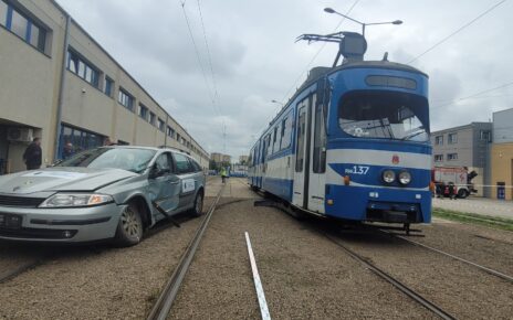 Zderzenie tramwaju z samochodem (fot. MPK Kraków)