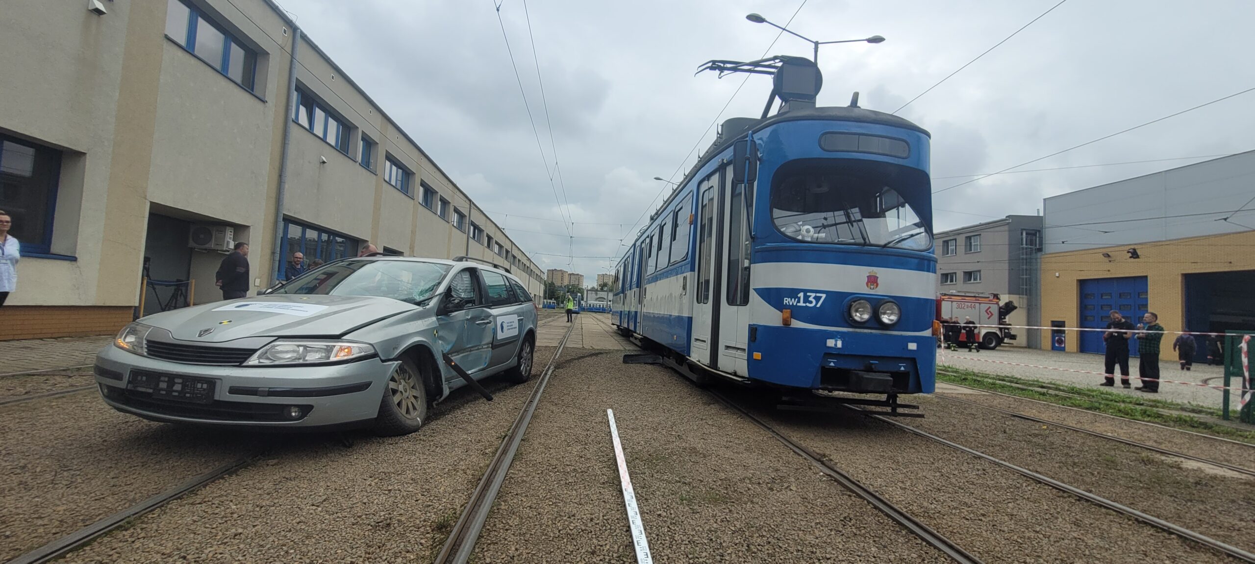 Zderzenie tramwaju z samochodem (fot. MPK Kraków)