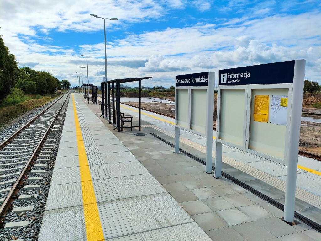 Nowy peron na przystanku w Ostaszewie Toruńskim, trasa Toruń - Chełmża (fot., Przemysław Zieliński / PKP PLK)