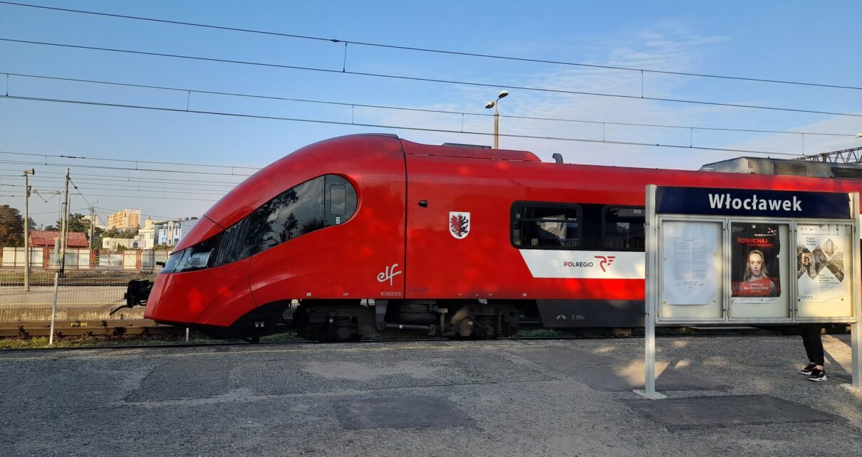 Pociąg przy peronie stacji Włocławek (fot. Magdalena Janus / PKP PLK)