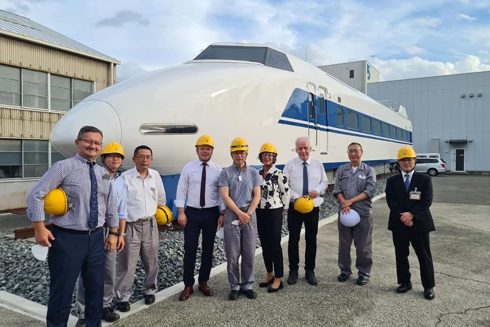 Przedstawiciele PESA Bydgoszcz, NEWAG i MEDCOM odwiedzili fabrykę Kinki Sharyo w Osace, gdzie produkowane są pociągi wysokich prędkości Shinkansen. W tle historyczny pojazd Shinkansen 100 Series (fot. NEWAG).