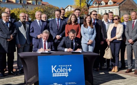 Podpisanie umowy z programu Kolej Plus przez Ireneusza Merchel, Prezesa Zarządu PKP PLK oraz Artura Krzysztofa Borkowskiego, burmistrza Serocka (fot. Magdalena Janus / PKP PLK)