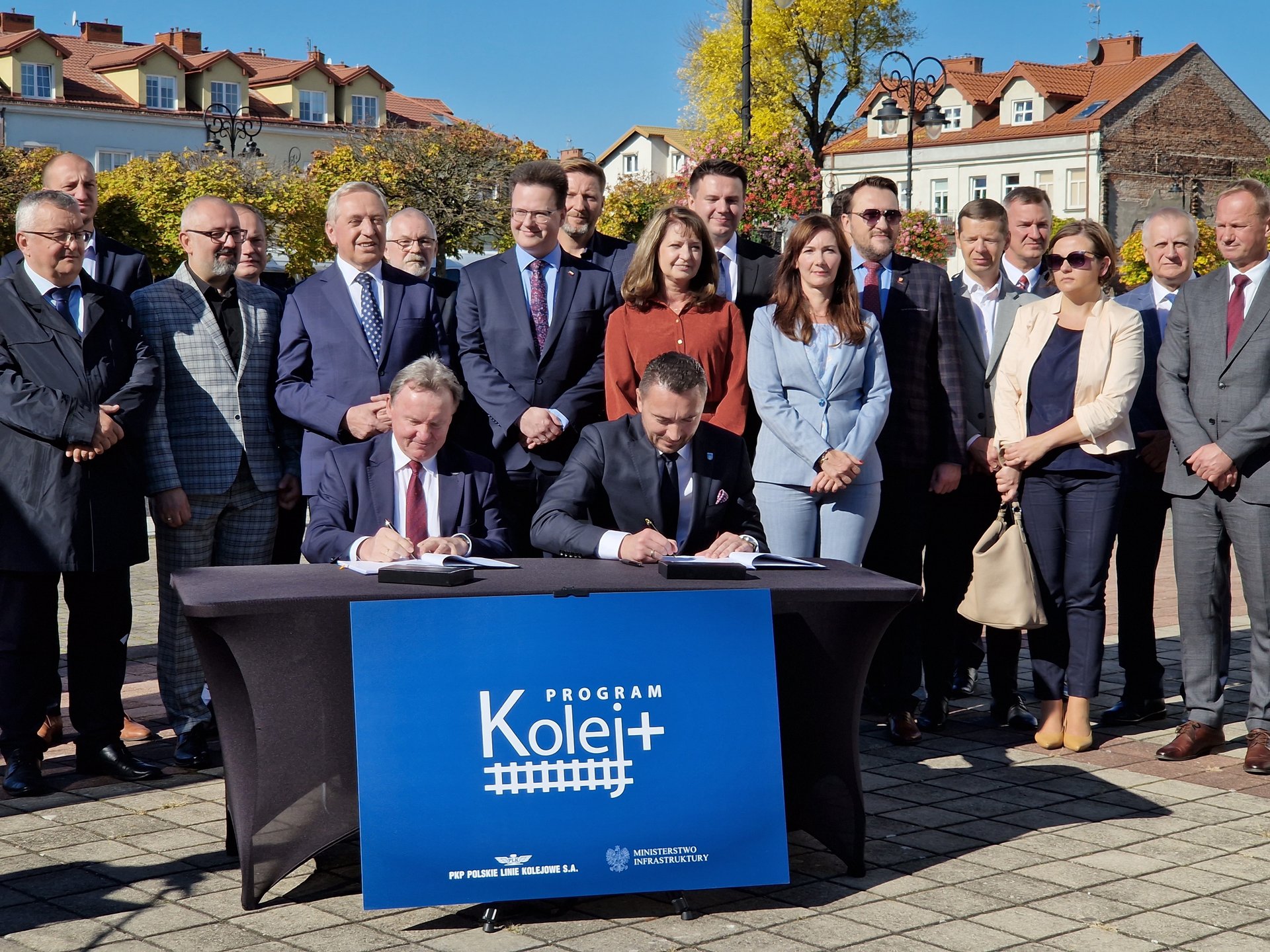 Podpisanie umowy z programu Kolej Plus przez Ireneusza Merchel, Prezesa Zarządu  PKP PLK oraz Artura Krzysztofa Borkowskiego, burmistrza Serocka (fot. Magdalena Janus / PKP PLK)