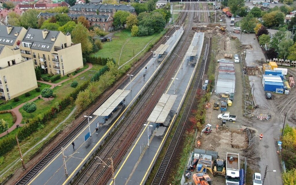 Wykonawcy pracują na przystanku Warszawa Gocławek (fot. PKP PLK)