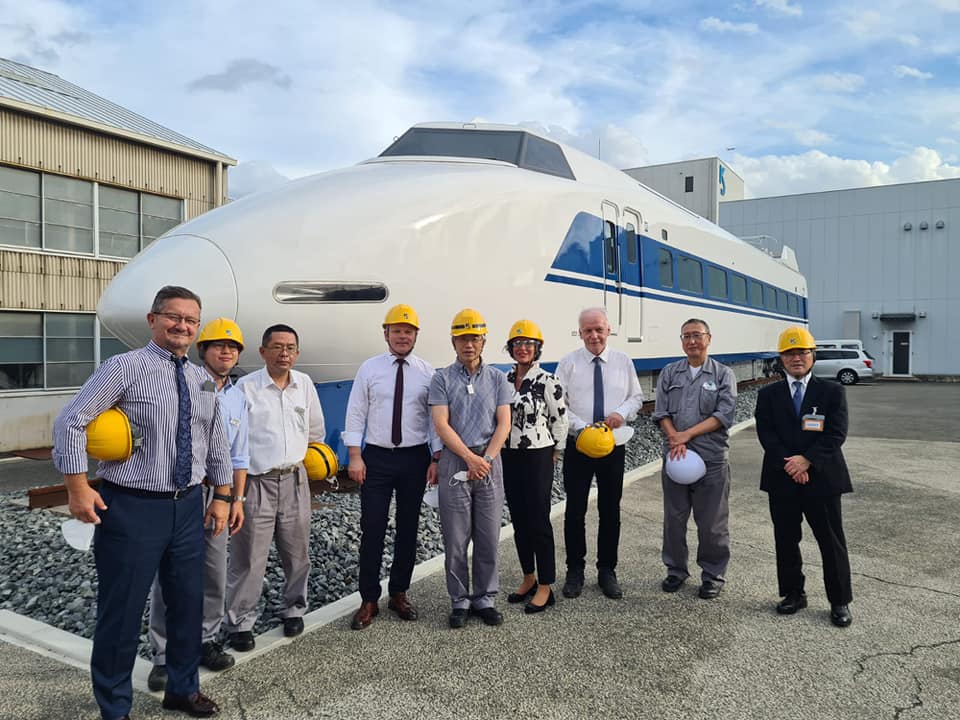 Przedstawiciele PESA Bydgoszcz, NEWAG i MEDCOM odwiedzili fabrykę Kinki Sharyo w Osace, gdzie produkowane są pociągi wysokich prędkości Shinkansen. W tle historyczny pojazd Shinkansen 100 Series (fot. NEWAG).