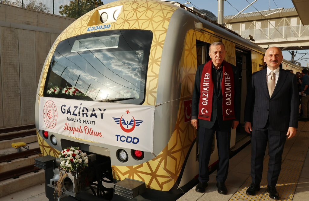 Prezydent Turcji oraz Minister Transportu i Infrastruktury podczas uroczystości otwarcia nowej linii Gaziray (Fot. Twitter / Adil Karaismailoğlu)