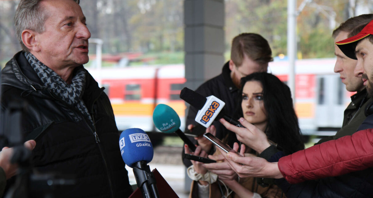 Konferencja prasowa - Leszek Bonna, wicemarszałek województwa pomorskiego, odpowiada na pytania dziennikarzy (fot. pomorskie.eu)