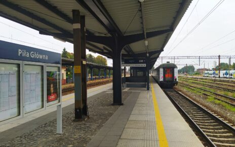 Pociągi przy peronach na stacji Piła Główna (fot. Bartosz Pietrzykowski / PKP PLK)