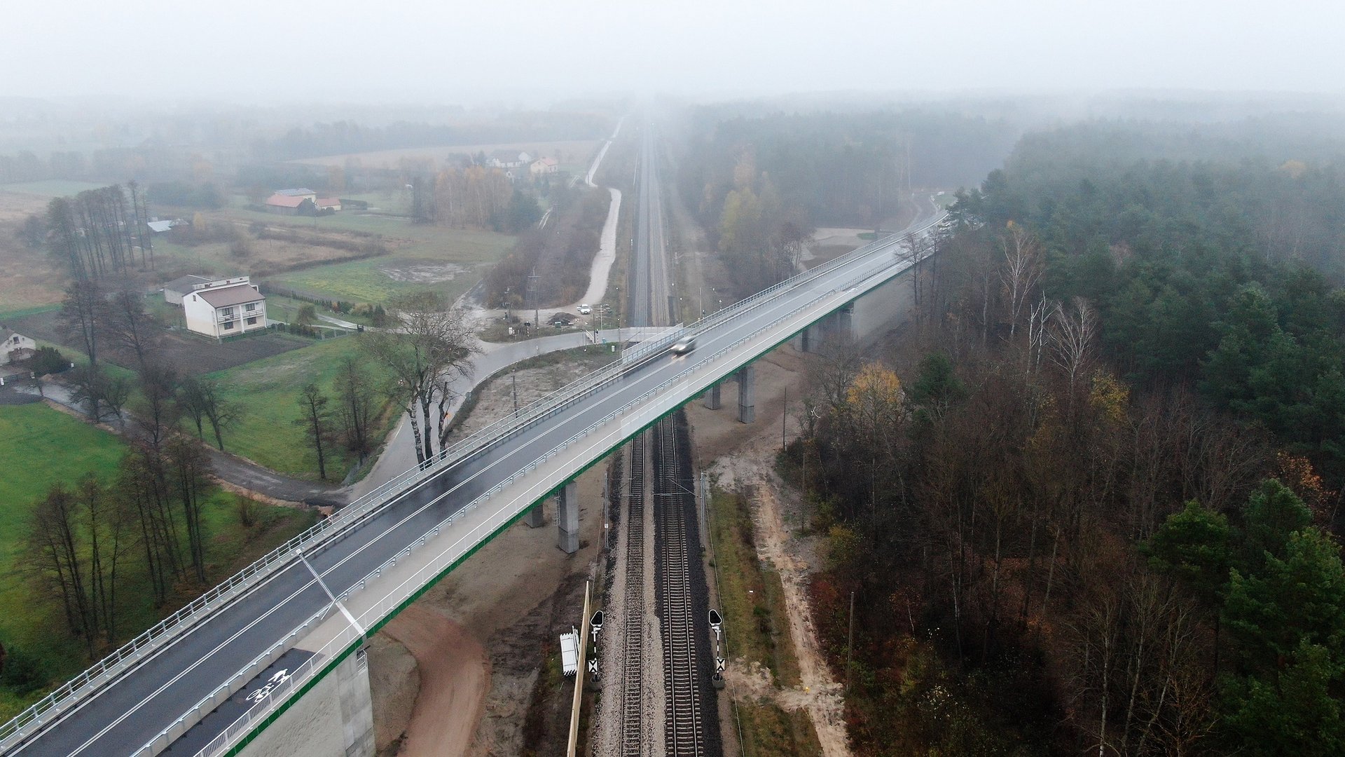 Wiadukt nad torami kolejowymi w Mokrej Wsi (fot. Artur Lewandowski / PKP PLK)