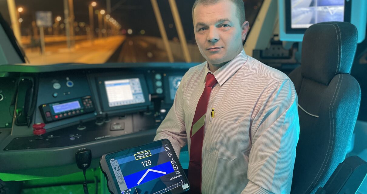 Maszynista Łódzkiej Kolei Aglomeracyjnej prezentuje tablet SENSUM (fot. nadesłane)