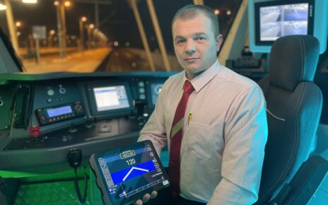 Maszynista Łódzkiej Kolei Aglomeracyjnej prezentuje tablet SENSUM (fot. nadesłane)