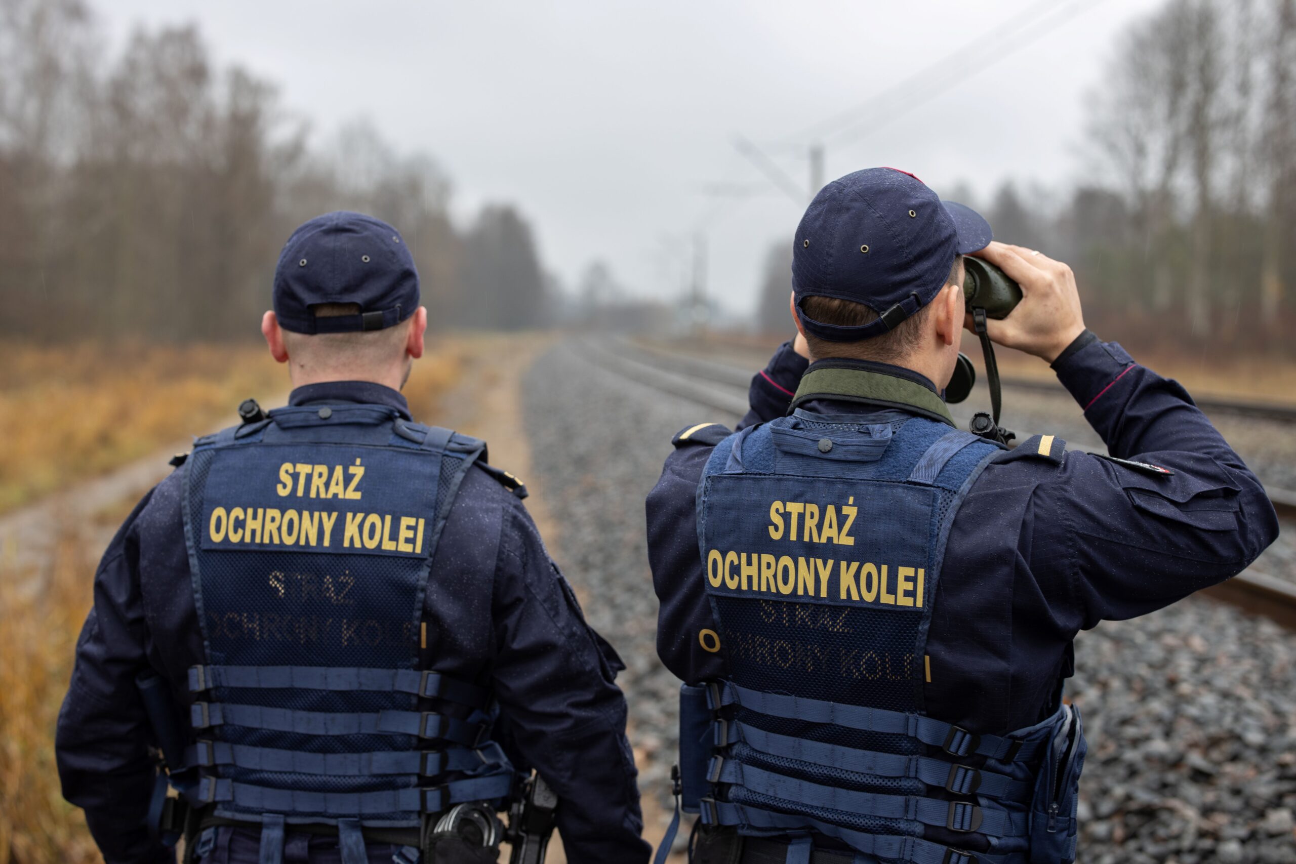 Funkcjonariusze Straży Ochrony Kolei w trakcie patrolowania terenu kolejowego (fot. SOK)