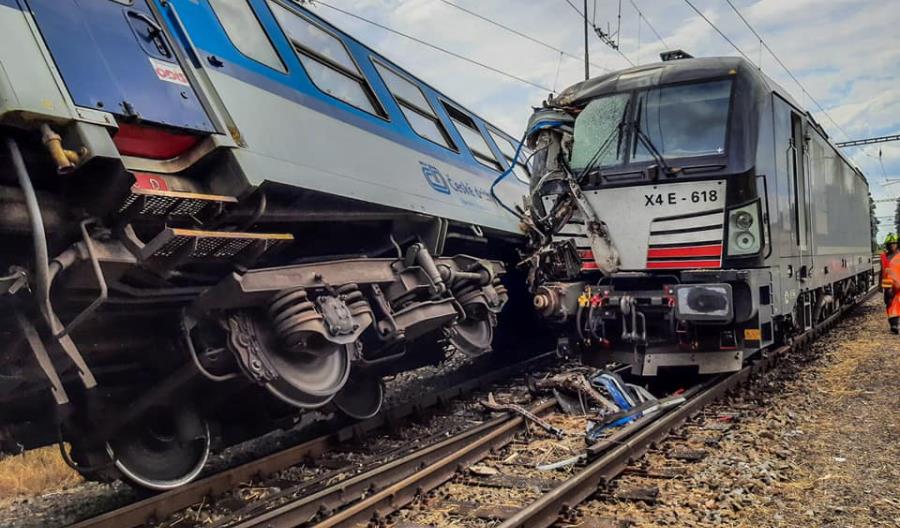 Zderzenie lokomotywy z pociągiem osobowym w Czechach (Fot. Drážní hasiči Přerov)