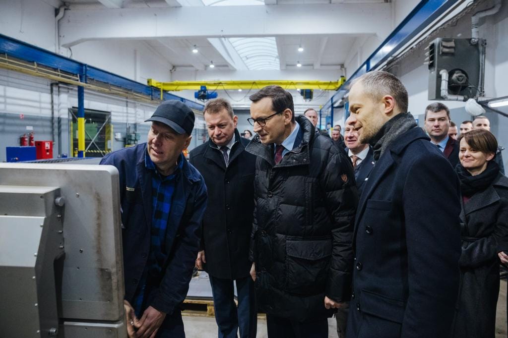 Premier Mateusz Morawiecki zwiedził poznańską Fabrykę Pojazdów Szynowych (fot. KPRM)