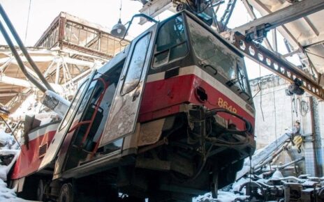 Tramwaj Tatra T6A5 zniszczony w wyniku rosyjskiego bombardowania zajezdni na Sałtiwce