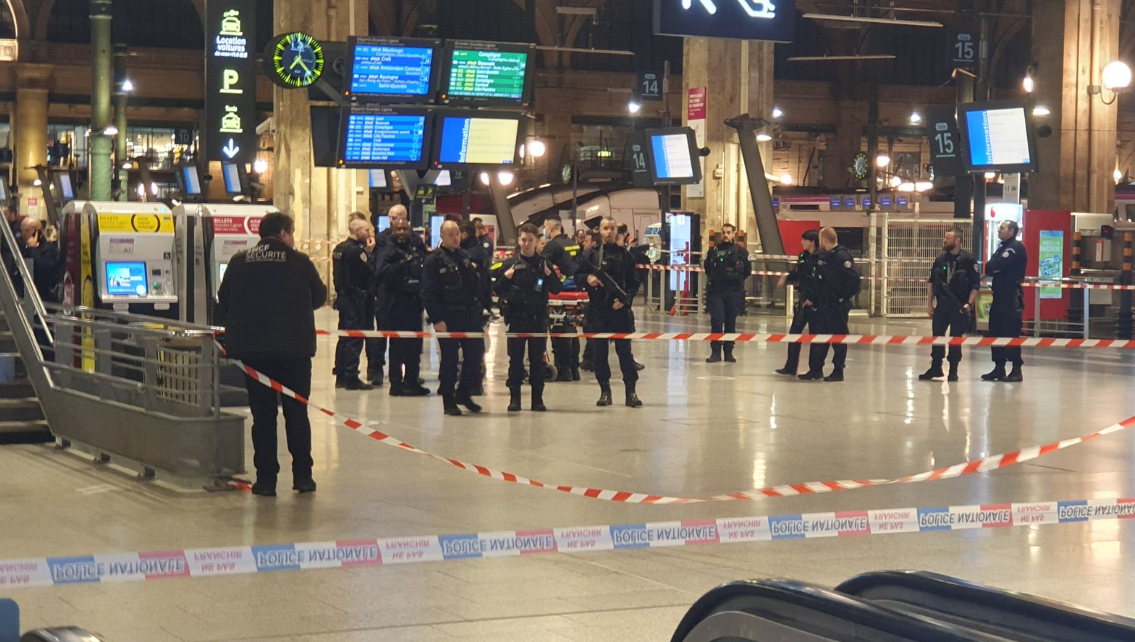 Miejsce ataku nożownika, stacja Gare du Nord w Paryżu (fot. @LionelMgs / Twitter)