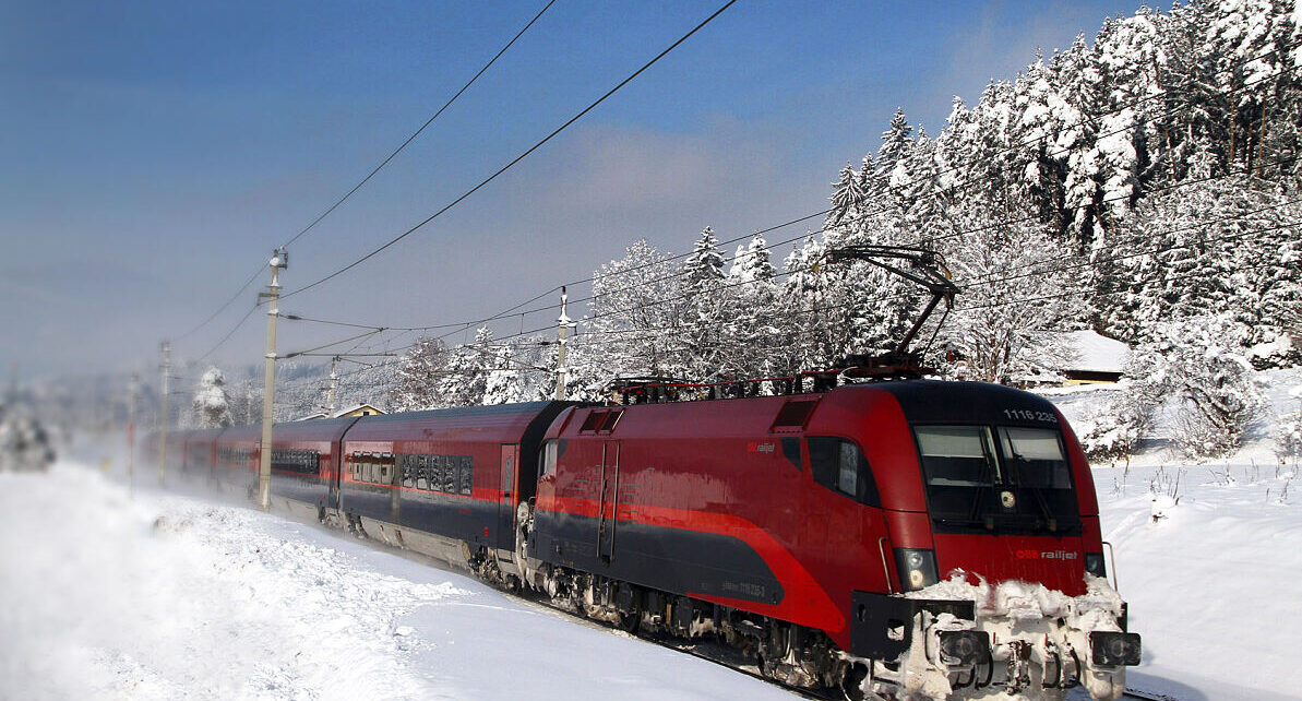 - ÖBB uruchomi w weekend dodatkowe pociągi, które kursować będą między Innsbruckiem lub Bregencją a St. Anton am Arlberg (fot. materiały prasowe)