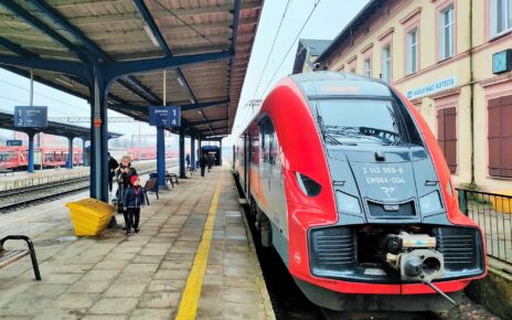 Pociąg na peronie stacji Nakło nad Notecią (fot. Przemysław Zieliński / PKP PLK)