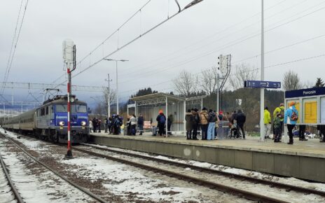 Podróżni na peronie w Poroninie (fot. Józef Syc / PKP PLK)