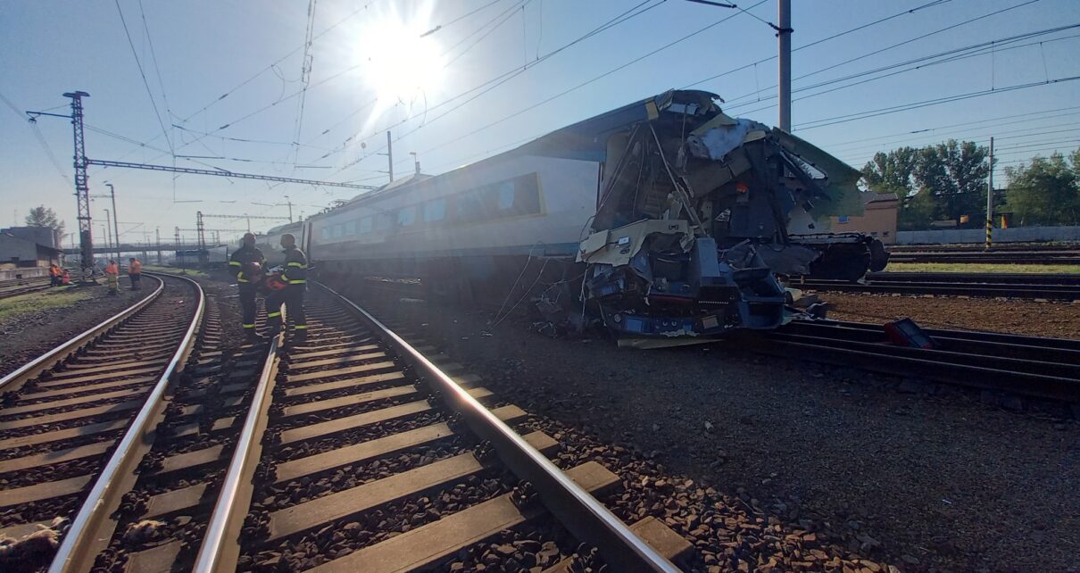 Pociąg Pendolino po zderzeniu z lokomotywą (fot. Drážní inspekce)