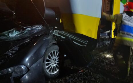 Wypadek na torach w Radzyminie. Samochód został doszczętnie zniszczony (fot. Ochotnicza Straż Pożarna Ruda)