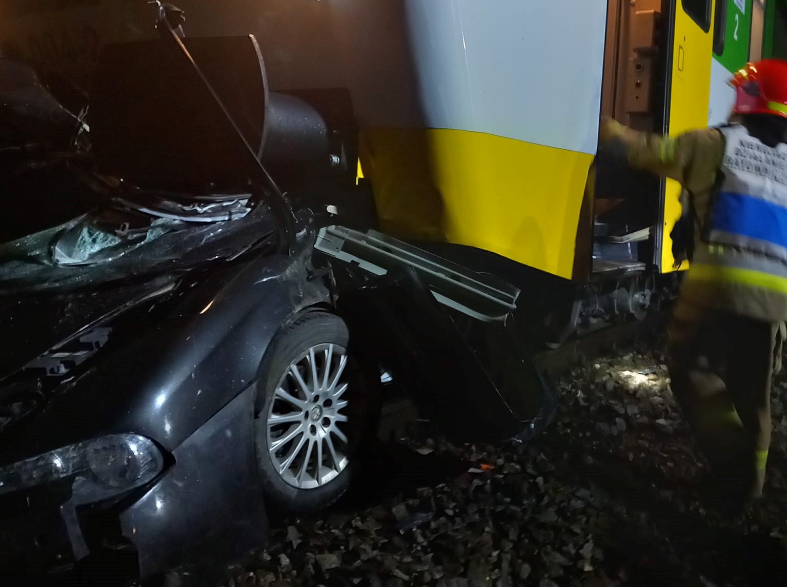 Wypadek na torach w Radzyminie. Samochód został doszczętnie zniszczony (fot. Ochotnicza Straż Pożarna Ruda)