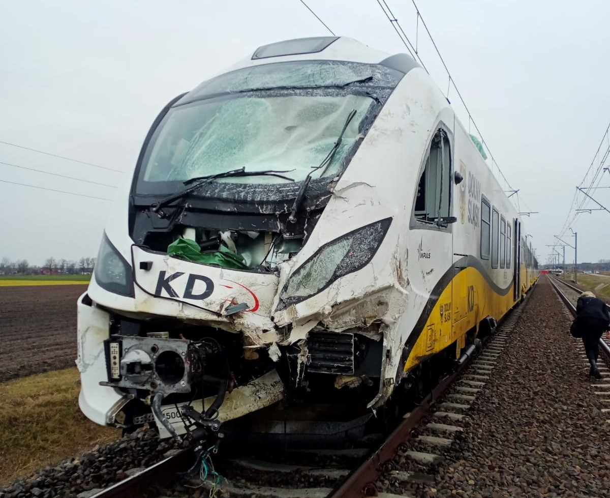 W wyniku zderzenia uszkodzony został pociąg Kolei Dolnośląskich (fot. KP PSP w Rawiczu)