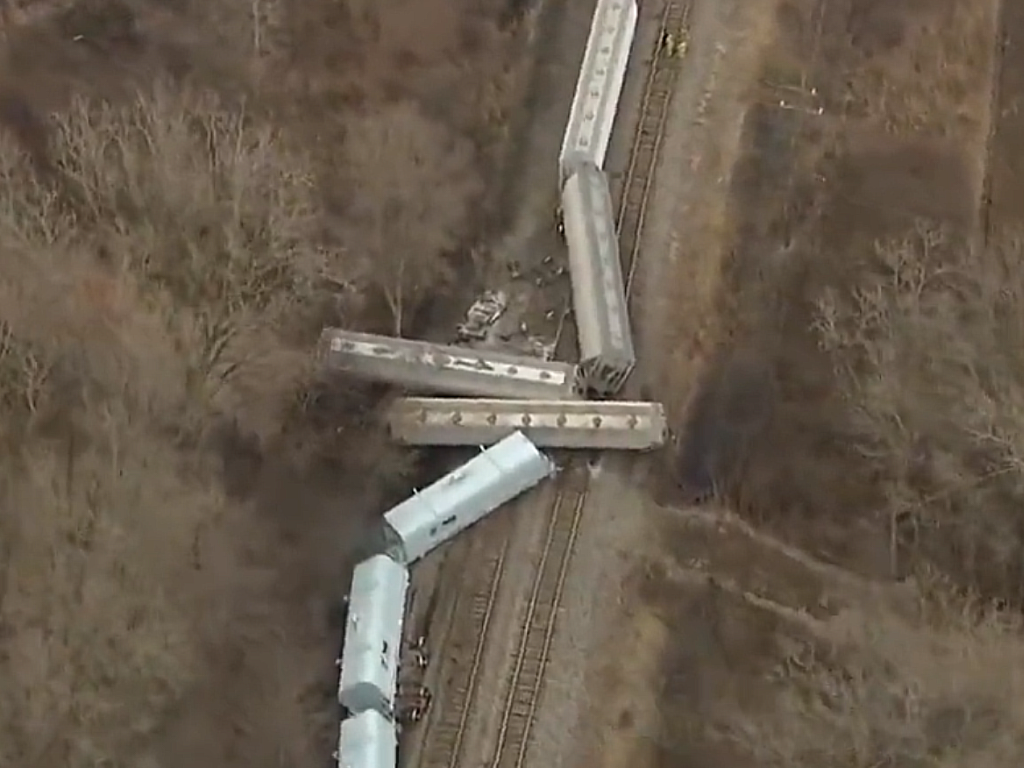 Katastrofa kolejowa pod Michigan. Z torów wypadło kilka wagonów. Co najmniej jeden przewoził substancje niebezpieczne.