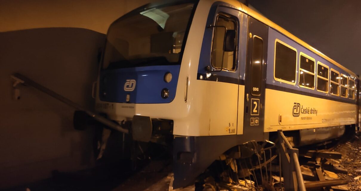 Pociąg osobowy wypadł z torów i wjechał w pobliski budynek (fot. Inspektorat Kolejnictwa)