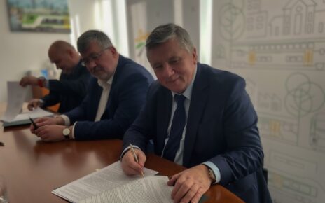 Uroczyste podpisanie umowy między przedstawicielami Kolei Mazowieckich a PESA Mińsk Mazowiecki (fot. nadesłane)