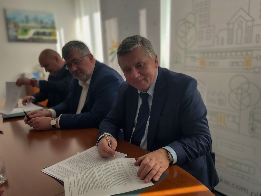 Uroczyste podpisanie umowy między przedstawicielami Kolei Mazowieckich a PESA Mińsk Mazowiecki (fot. nadesłane)