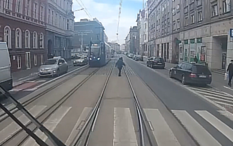 Kobietę przechodzącą przez jezdnię i torowisko zauważył motorniczy jednego z tramwajów MPK Wrocław