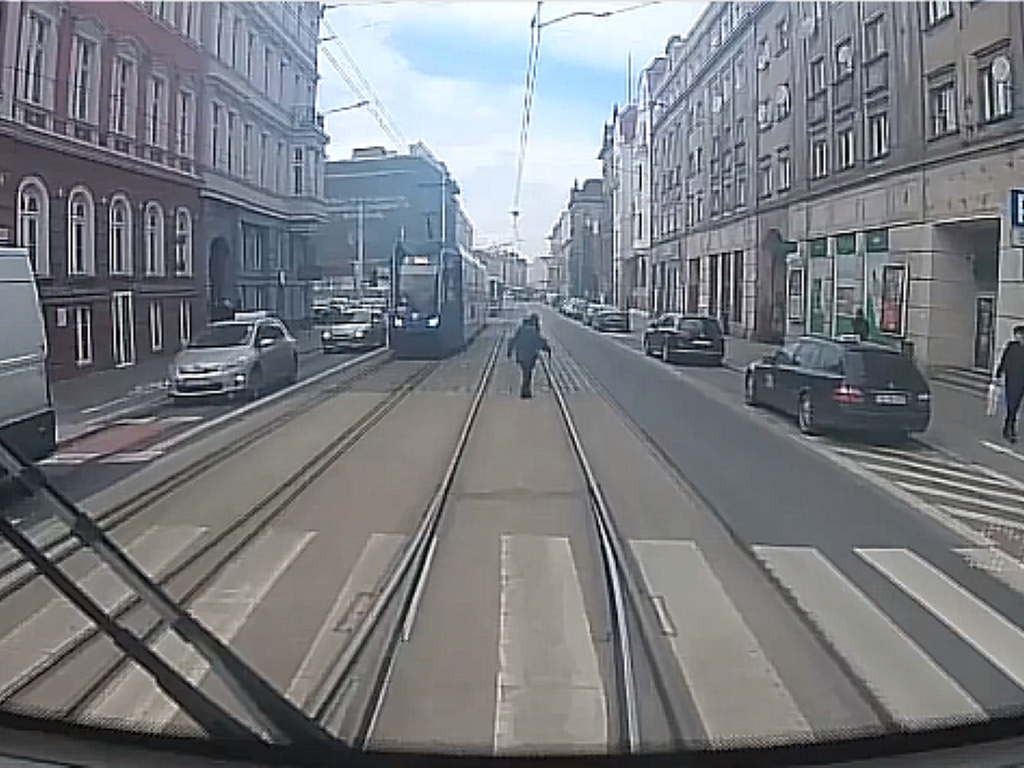 Kobietę przechodzącą przez jezdnię i torowisko zauważył motorniczy jednego z tramwajów MPK Wrocław